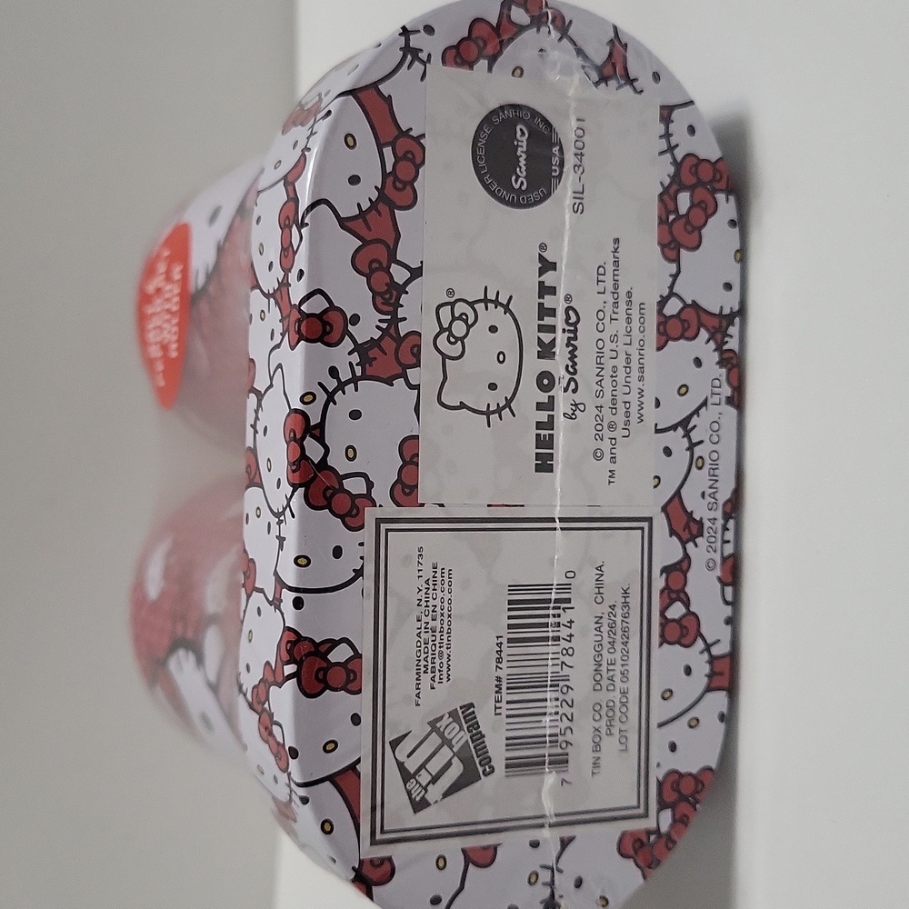 Hello Kitty Tin Salt & Pepper Shaker Set - Picture 6 of 6